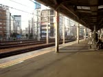 Einfahrt eines Zuges der Yamanote-Linie in den Bahnhof Kanda in Tokio.